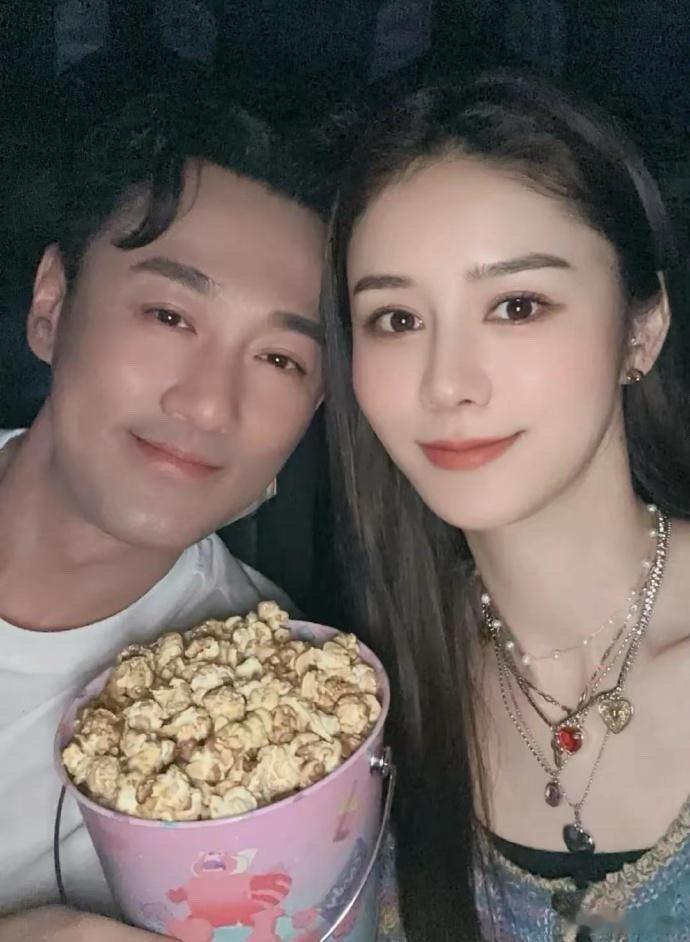 张馨月和老公一起看电影，林峰看着老婆的眼神好迷离，夫妻俩的甜蜜真是让人羡慕 ​​