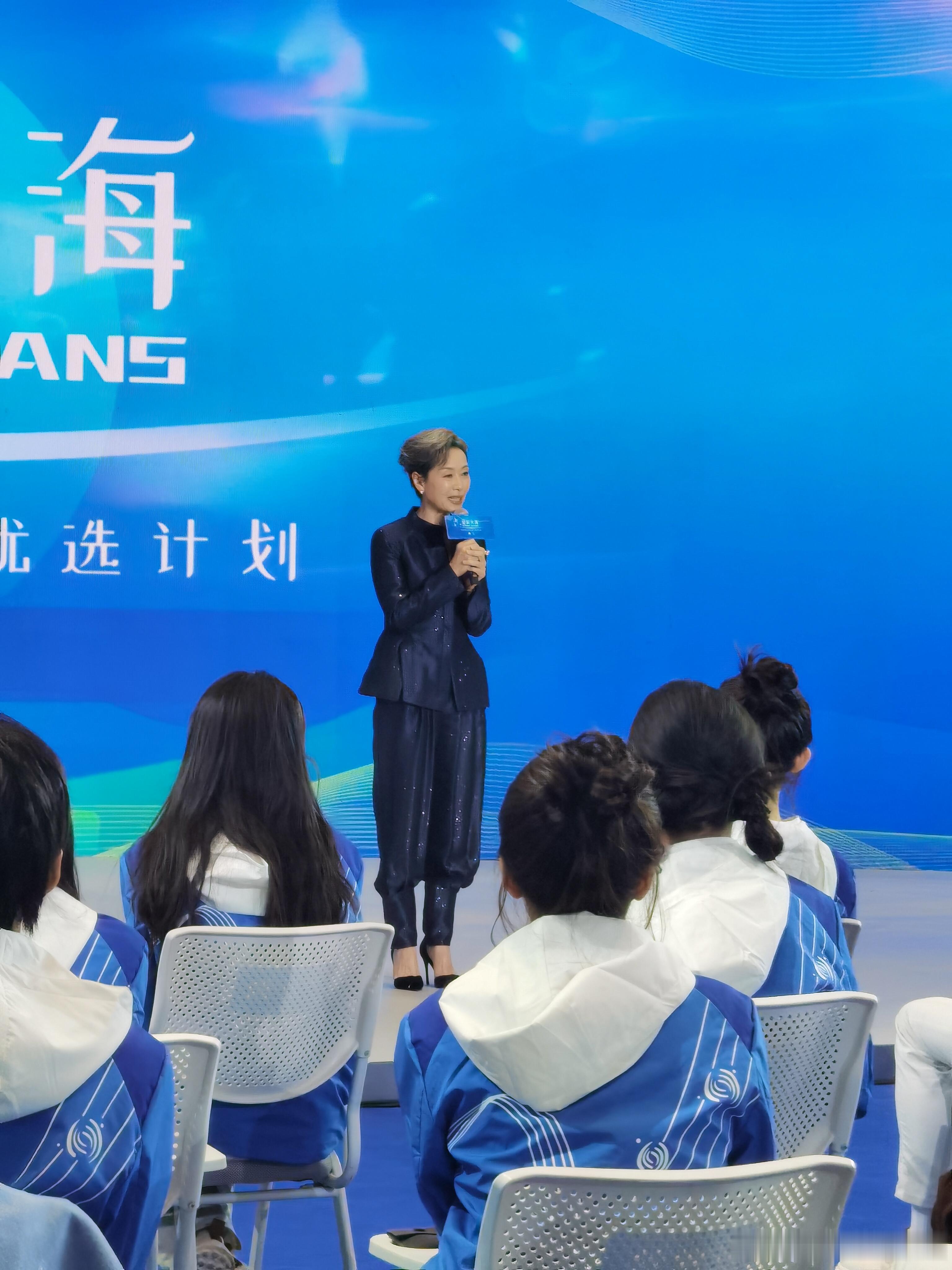 叶童亮相星辰大海闭营仪式为学员讲课，穿的是阿玛尼吧，气质真好 