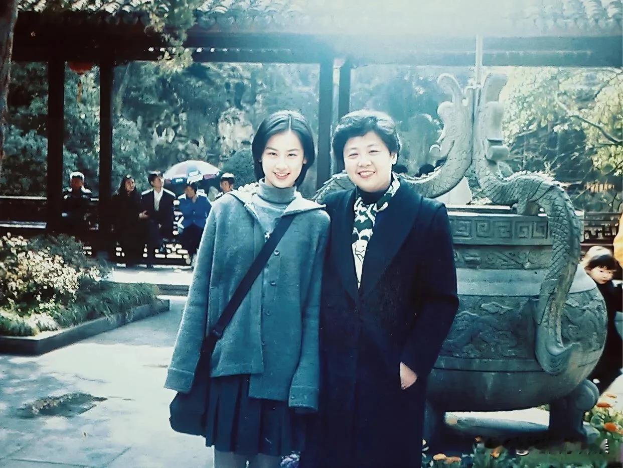 黄圣依和妈妈，妈妈不如女儿好看

黄圣依与她的母亲站在一起时，不难发现女儿似乎比