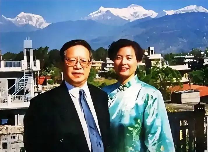 2005年，中国驻尼泊尔大使馆的外交官朱敏才退休后，不顾儿女们的反对，带着妻子离