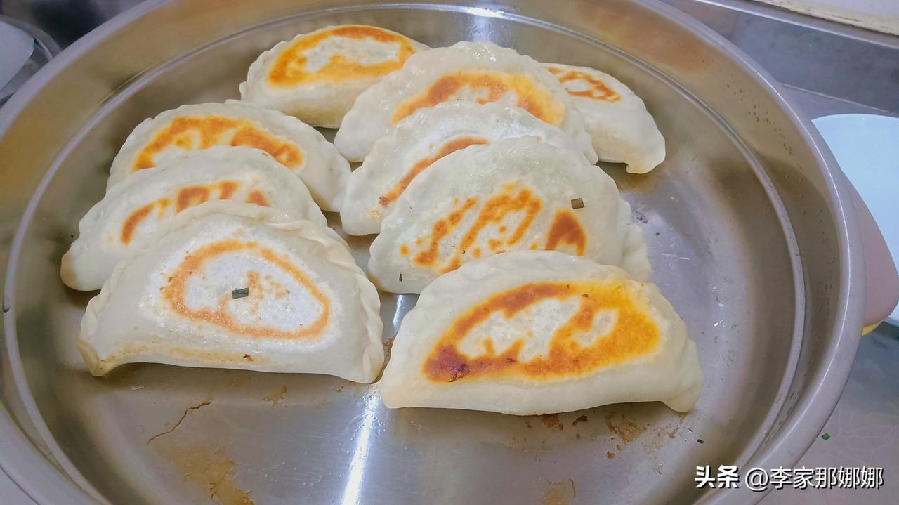 即墨农村老李家的晚饭.

今晚吃韭菜盒子，韭菜鸡蛋虾皮馅的。
老古董看着只吃这个