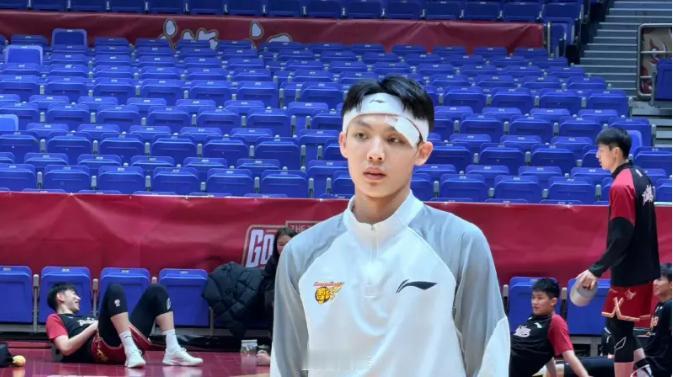 徐中锋戴发带了，保护眉骨伤处，以全新的形象投入今晚与浙江队的比赛。小伙子责任感太