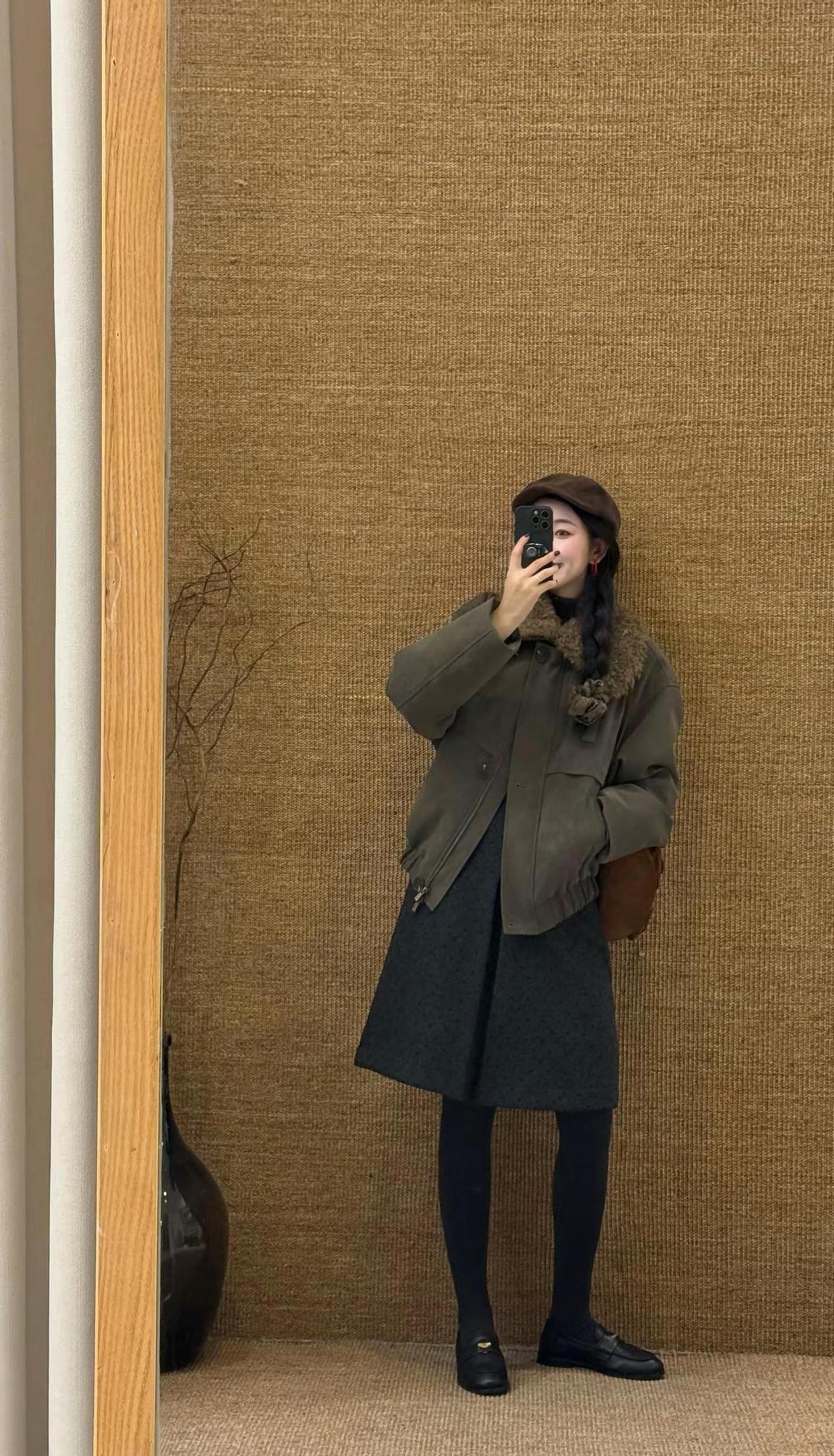 赵露思新歌一出，黑色皮衣一甩，秋天直接被她穿进歌里了。
不喊破音，不靠滤镜，靠一