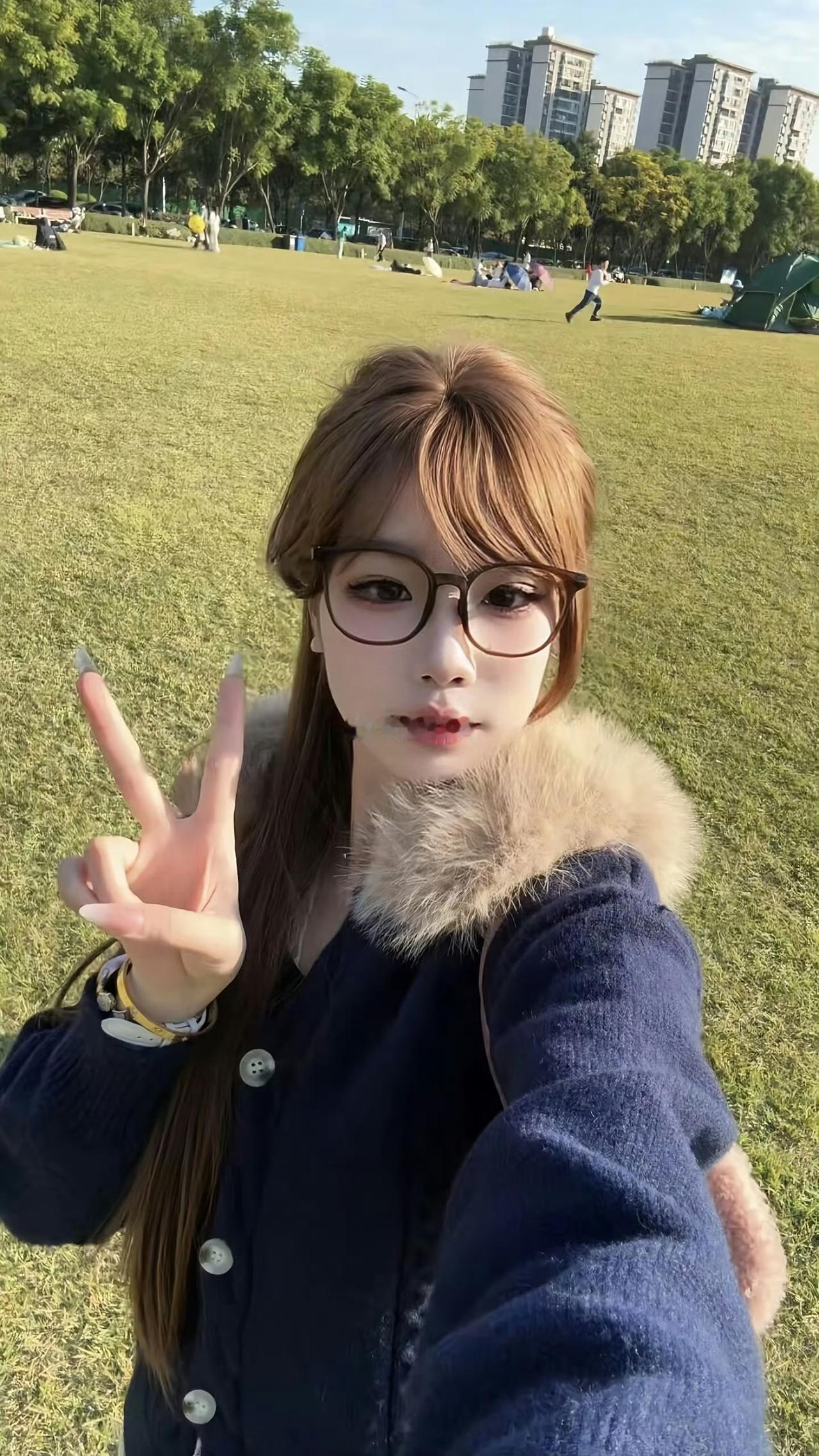 可惜了，这个妹子年25骑电瓶车摔的脑出血去世了，显然是没有带头盔。女孩子24岁，