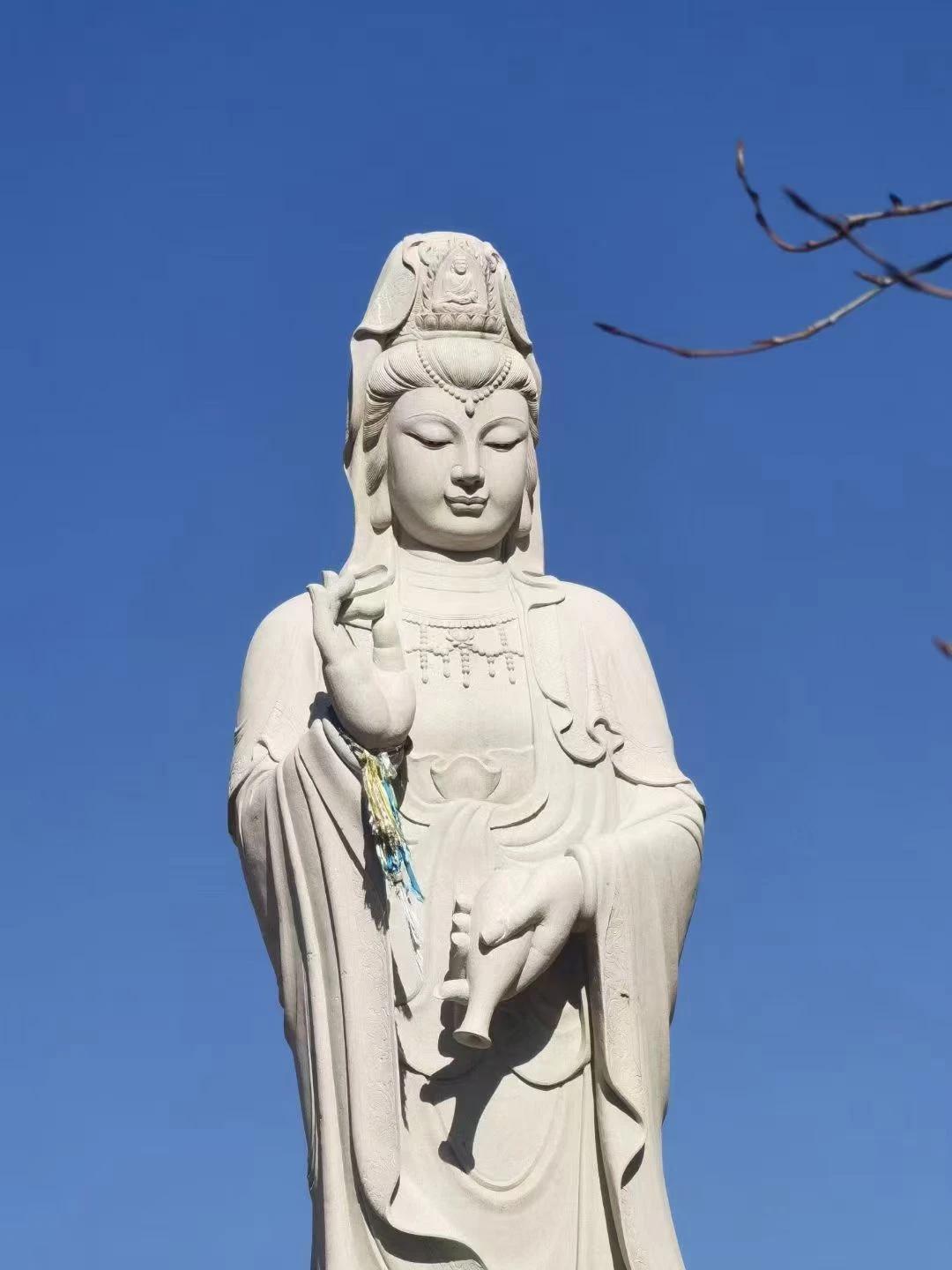 杭州灵隐寺门前，有这样一副对联：
人生哪能多如意，万事只求半称心。
短短十四个字