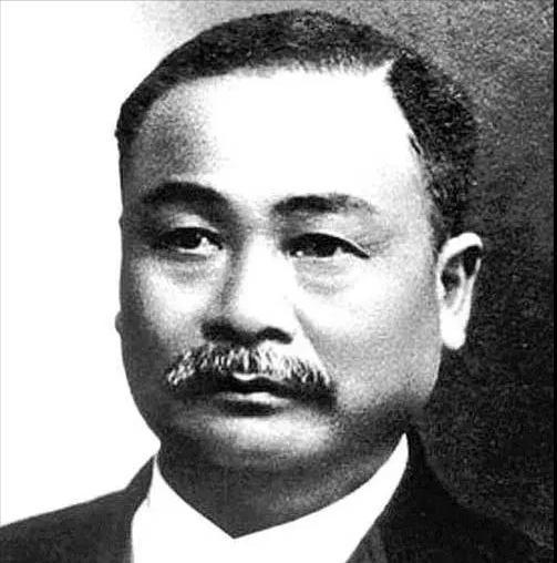 1912年，詹天佑修铁路时月薪1000两银子，按现在的物价算大概21万，养10个