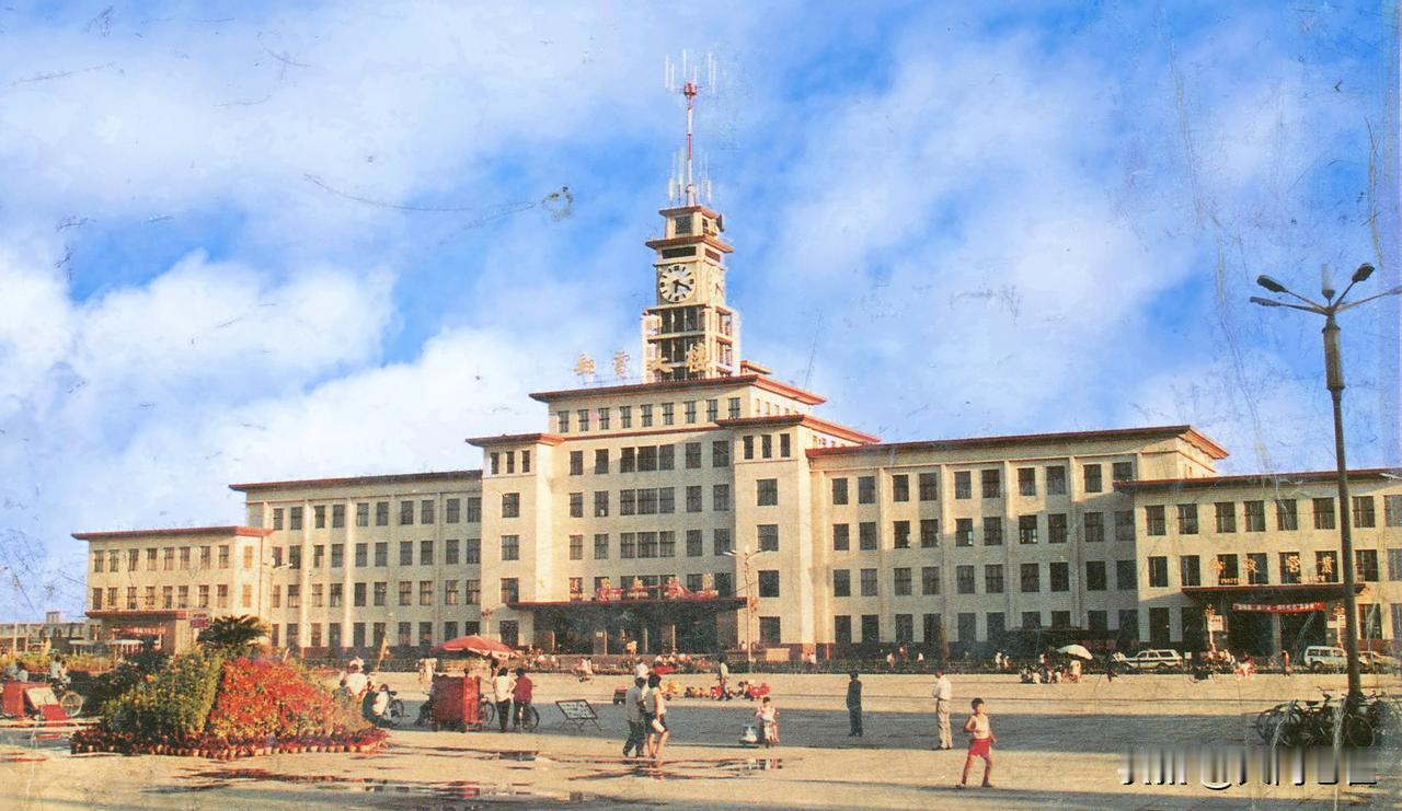 大同西门外的邮电大楼刚建起来的时候，广场干净整洁，没有三把刀的场景好清新。