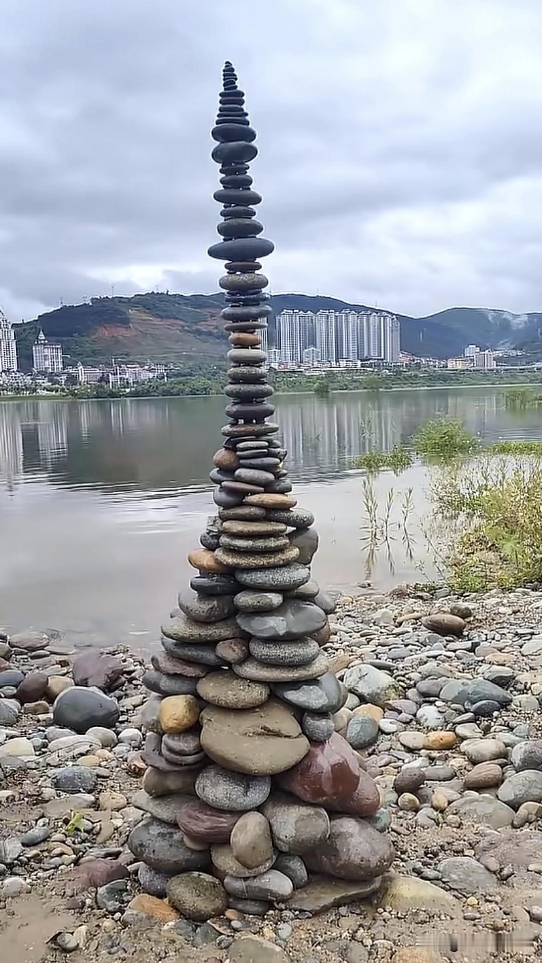 河边堆塔其实是一件很有意思的事情