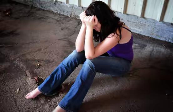一名41岁印度女性，在路上被10名当地男子轮流侵犯，施暴过程里这群歹徒还恶意拍摄