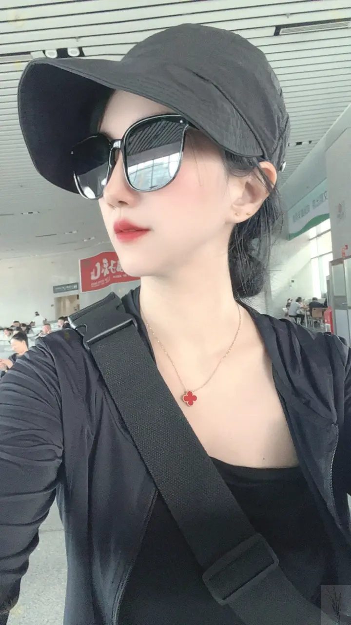 下次见面我们就要穿外套了，骗你的，我们不会再见了