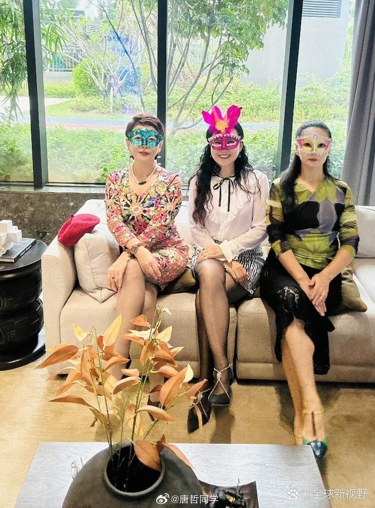 这三位姐姐戴着面具，自己觉得很时尚[抠鼻]