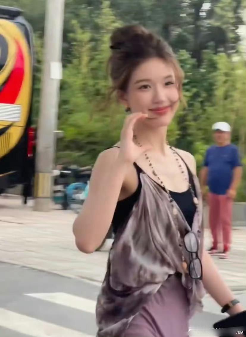 《许我耀眼》新路透，女主换了新皮肤，这剧服装每一次都好美呀 ​​​