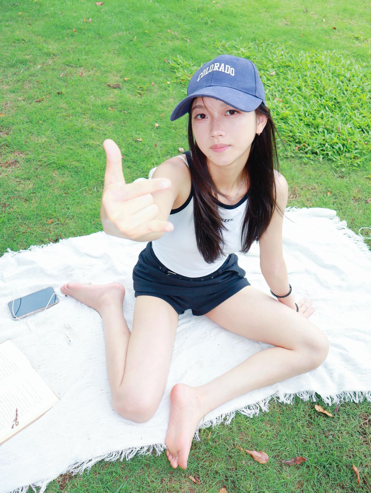 女生拍照姿势 拍照姿势 草坪拍照 外拍