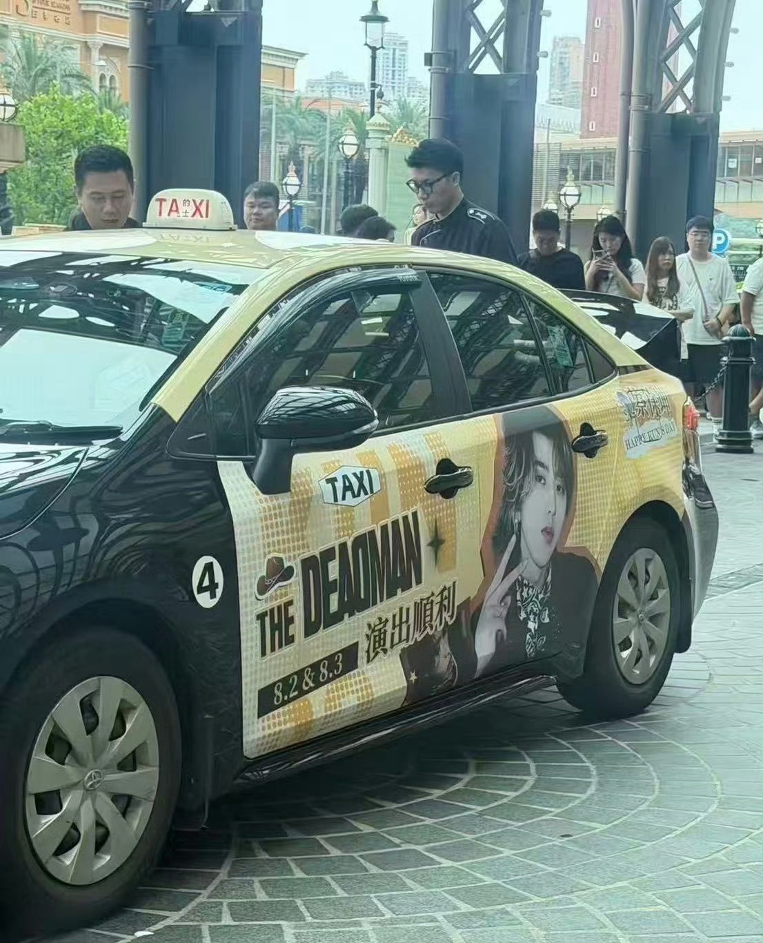 蔡徐坤演唱会应援金色灯海如约汇聚，无数粉丝跨越路途奔赴这场双向的约会。舞台上他全