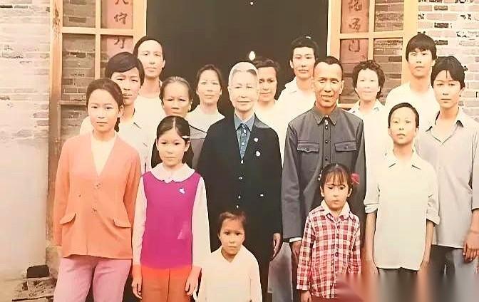 我跟你说个事儿，你可能都不信。
一个17岁的姑娘，在战壕里疼了三天三夜，生下第一