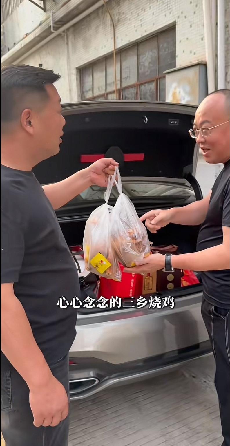 张大炮又收礼了，两条中华香烟，还有他心心念念的三乡烧鸡。中山磊哥开着自己的宝马5