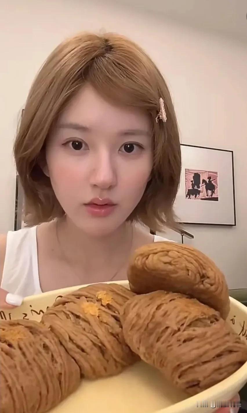 我终于知道赵露思敢硬扛资本的勇气是哪里来的了，原来是全平台的近亿粉丝呀！
近日，