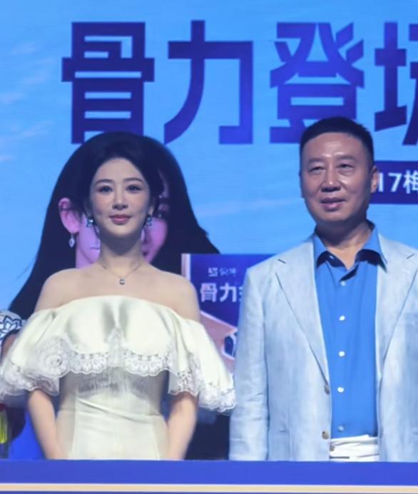 6月17日，杨紫爸爸与杨紫手牵手参加线下商务活动，今天才知道原来杨紫爸爸叫杨卫国