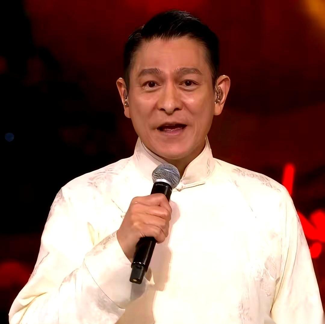 刷到刘德华在全运会唱歌那个视频，我直接从沙发上坐直了。
我的天，64岁啊。
那嗓