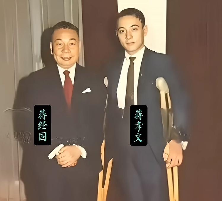 拄着双拐的蒋孝文与父亲出席活动时的一幕