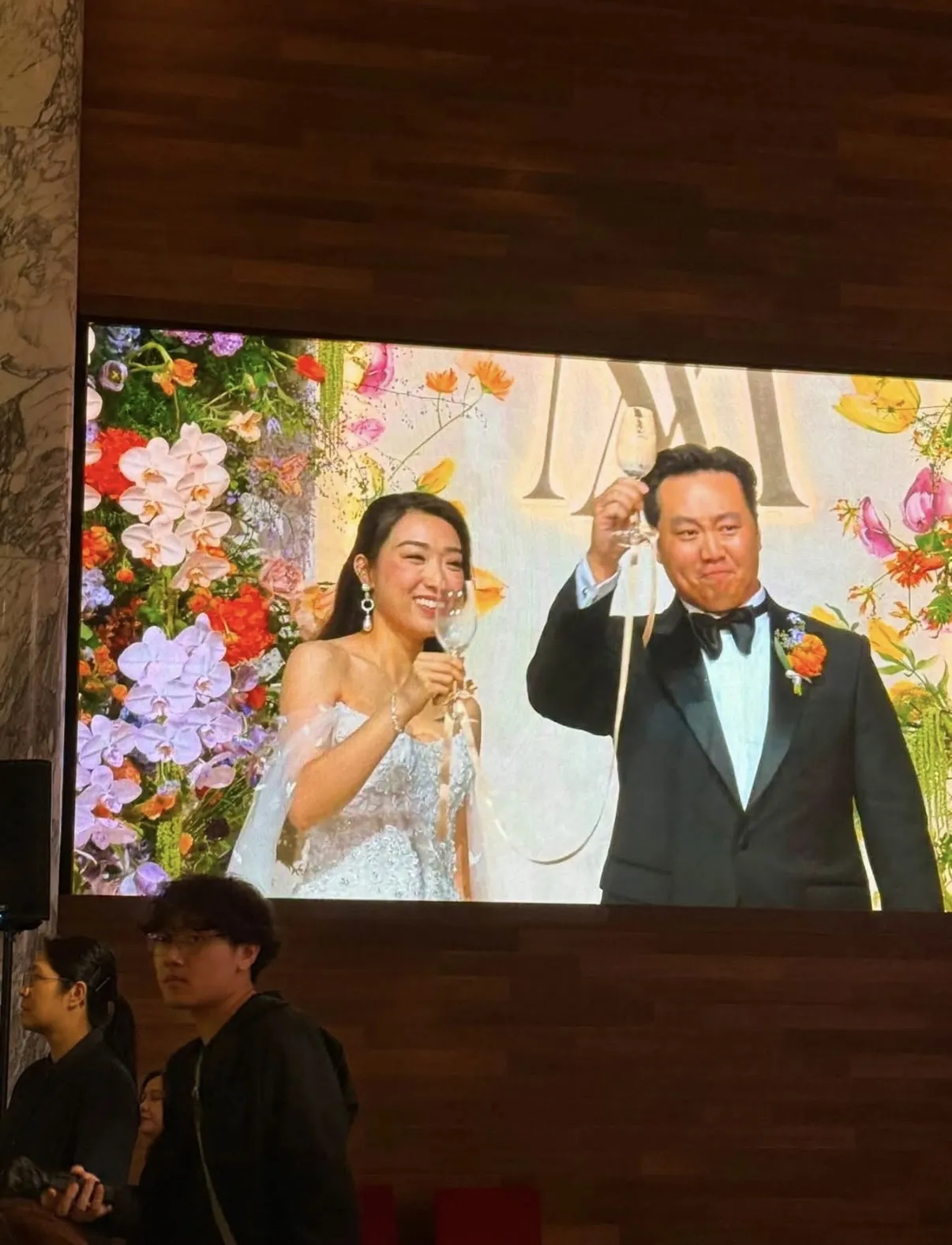 香港豪门婚宴席开数十桌好盛大，成龙曾志伟捧场，新郎母亲没露脸 