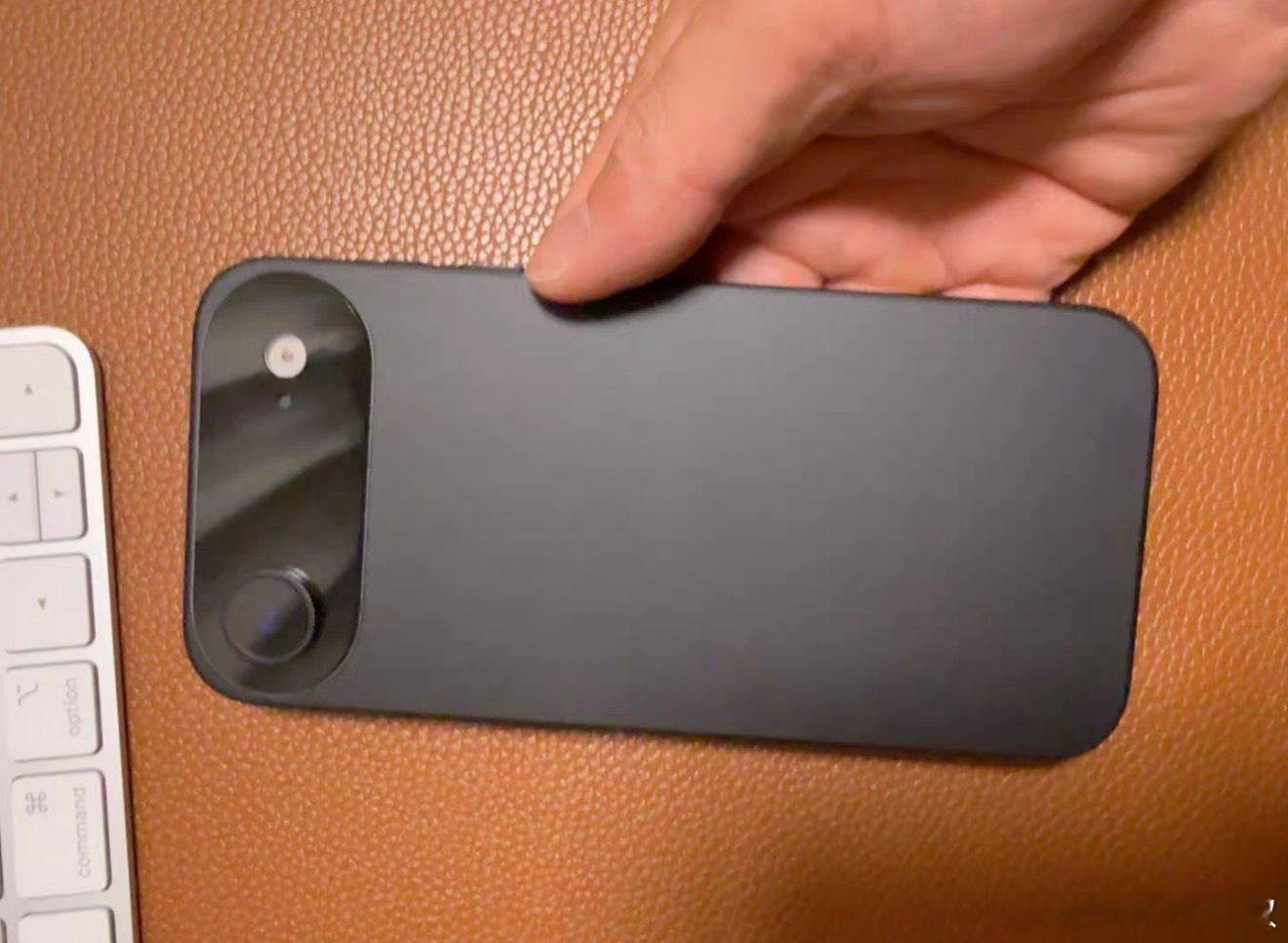 玩了一下iPhone 17 Air的机模，虽然之前我信誓蛋蛋地说今年可能选它，但