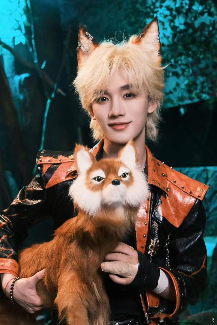 丁程鑫丁程鑫揽星赴冠丁程鑫秘境狐狸 你是藏在云层里的月亮，也是我穷其一生寻找的宝