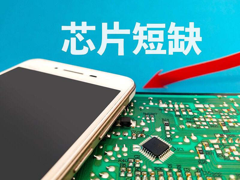 内存短缺对手机行业的伤害那可太大了。首先，它会导致手机价格上涨。因为内存供应不足