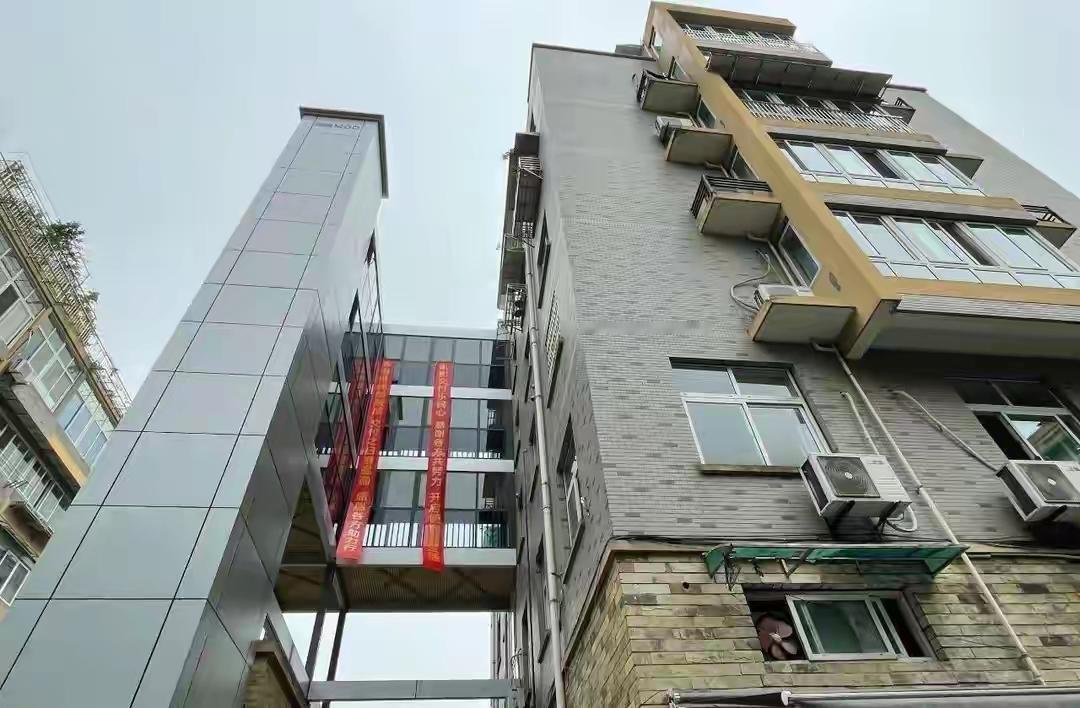 加梯是牺牲1楼的档光，空间，房子贬值，方便高层上下楼，增加连廊面积，房子增值。