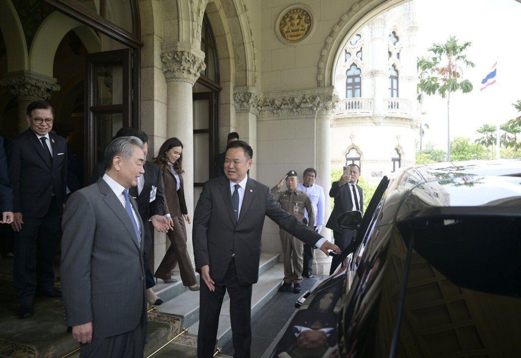 中东战乱波及全球，能源价格暴涨、航运时断时续，东南亚工厂老板愁眉不展，美国却依旧