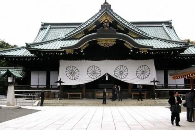 有人提了这样一个建议：日本政客排队“拜鬼”，咱们是时候把战犯绞刑视频送上TikT