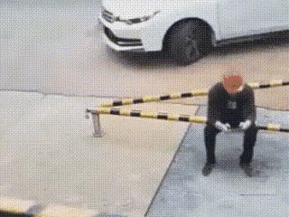 跟谁说裤子是车被车撞烂的也不会信！