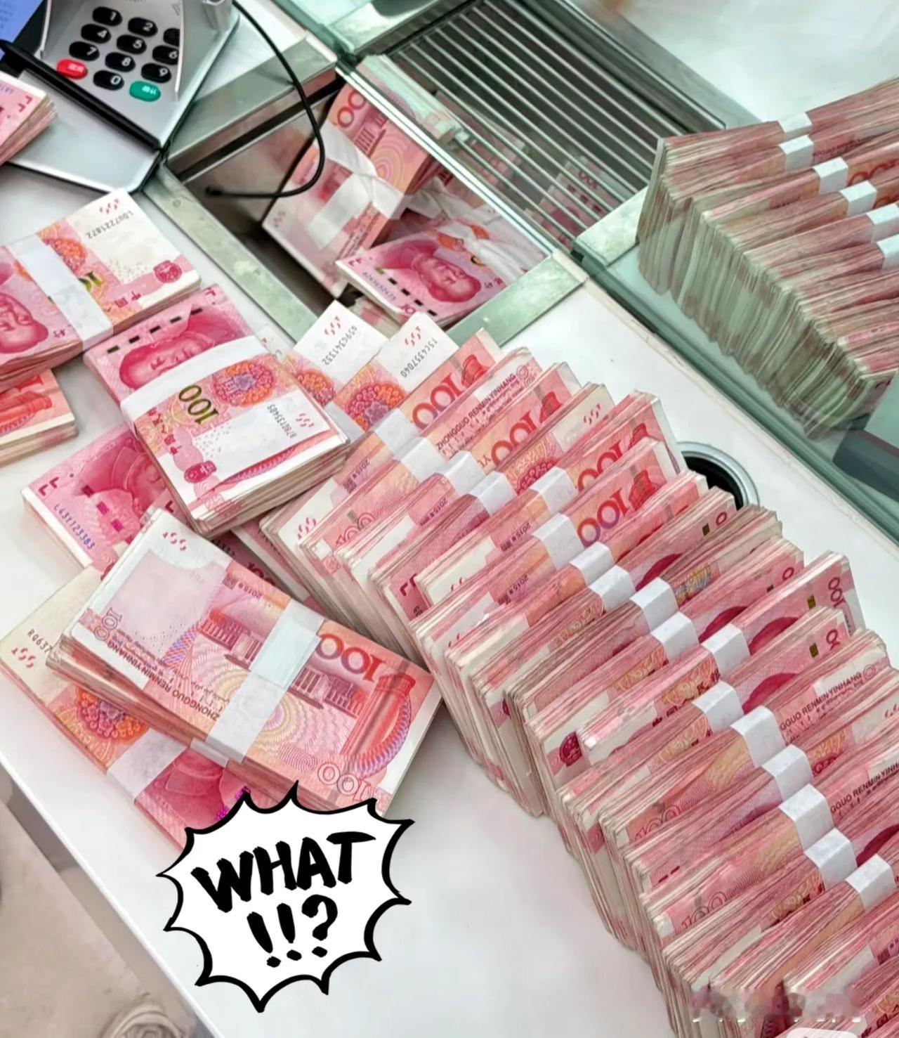 一夜之间
银行利率发生了翻天覆地的变化。
刚查完20万存三年定期的利息，我直接懵