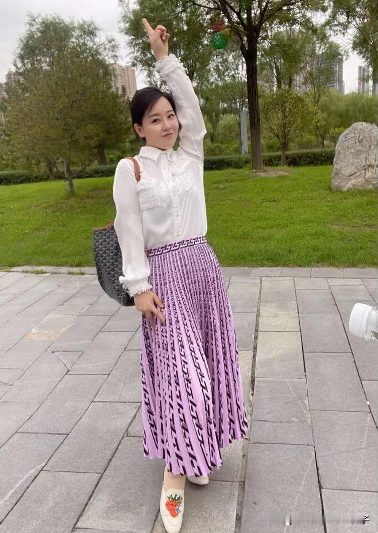 白天的我和晚上素颜的我，更喜欢哪个[害羞]