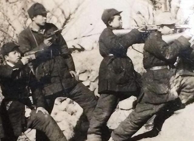 1945年，八路军团长外出，路上遇到一个黑壮青年，他稍加思索，就开枪将他击毙，说