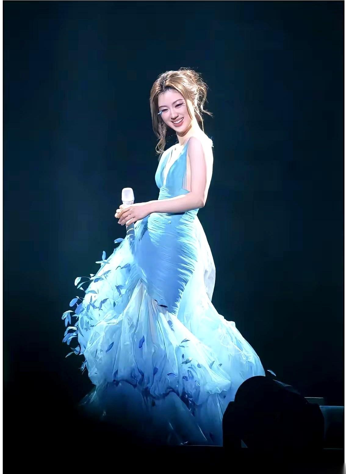 单依纯的歌，像一个门门功课都考100分的好学生。
技巧、音准、天赋……啥都是顶配