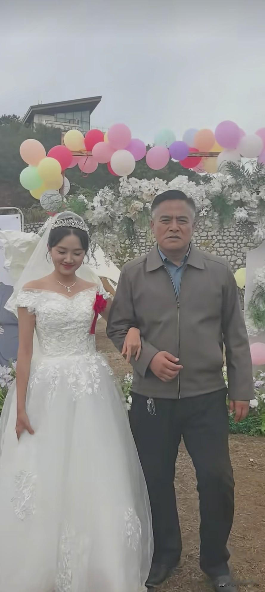 这位老者大家认识吗？没错，她就是演员黑子，如今女儿出嫁了，真的是时光如梭，头上已