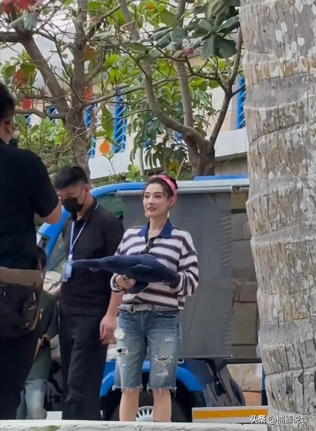 原来真的有人会在生了三个孩子，四十好几后，还会有少女感，厉害了啊！
张柏芝在三亚