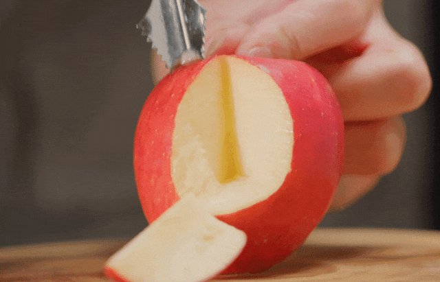 #日常实用大全#【#这3类人适合吃煮熟的苹果#】在很多人看来，加热肯定会破坏营养