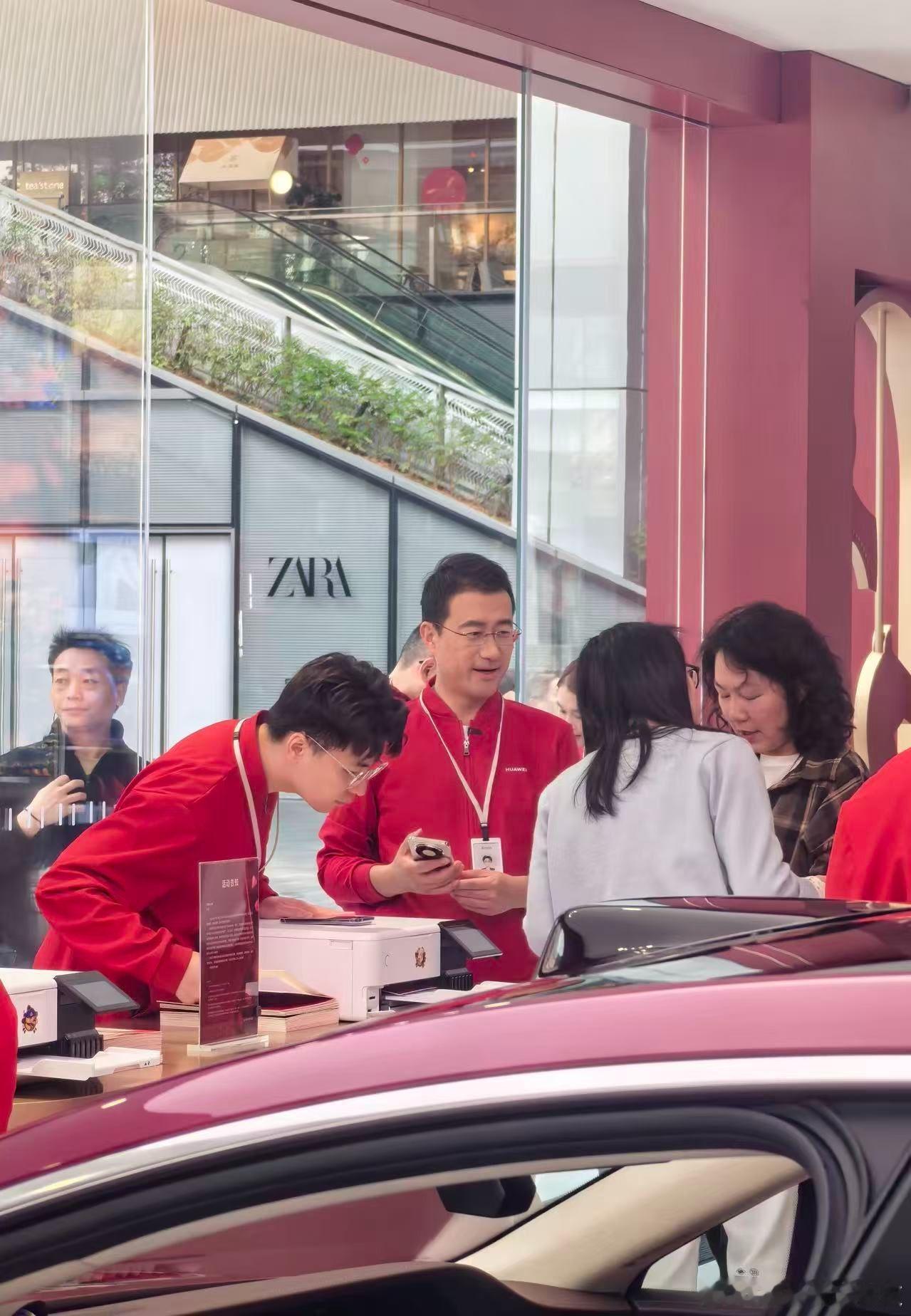 偶遇华为何刚周末给消费者拍全家福 哇！华为新年照相馆超有年味，何刚现身门店化身摄