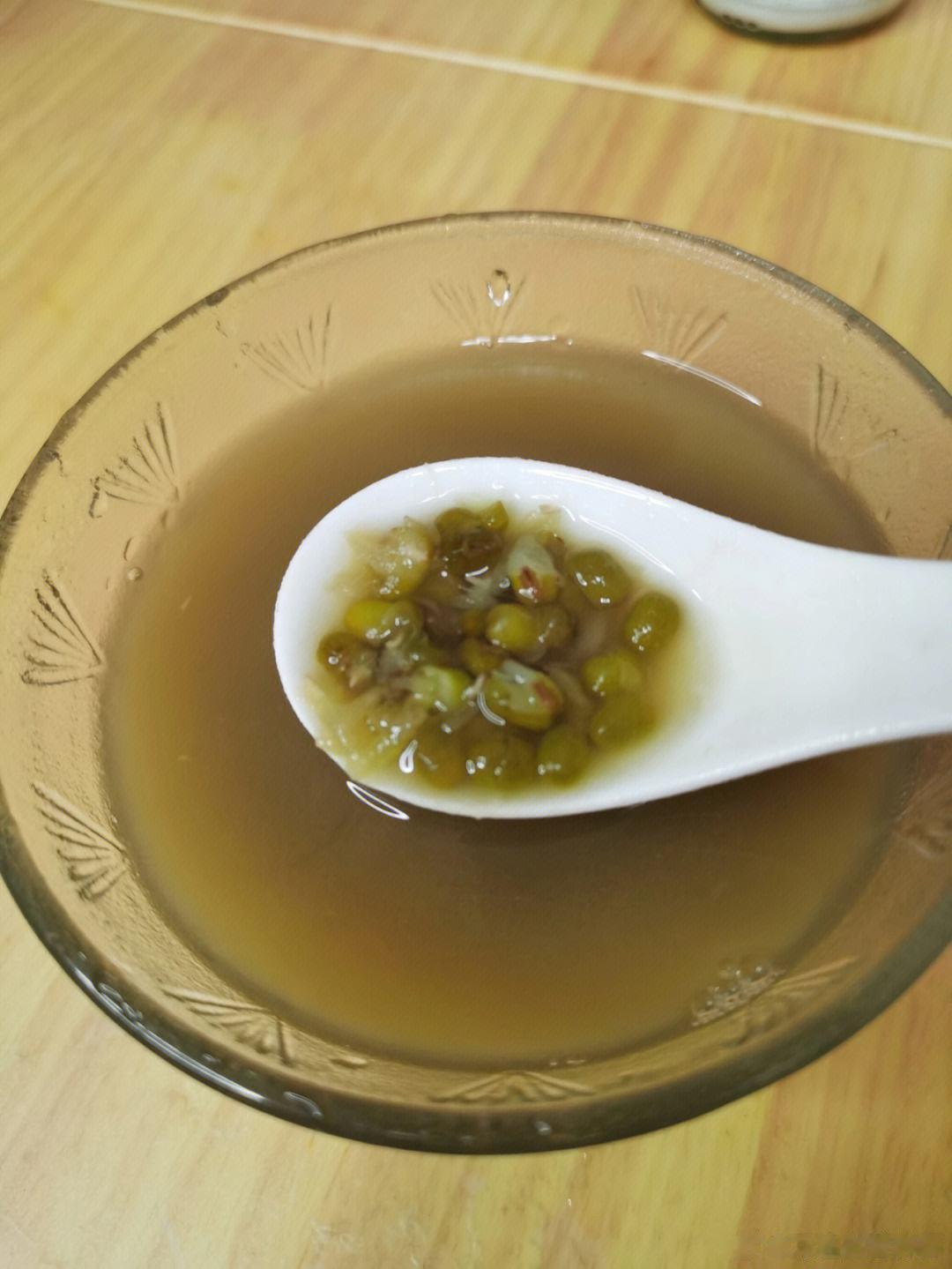 #中医话养生[超话]#绿豆汤解药性吗？吃药不能吃绿豆吗？绿豆具有清热解毒的功效，