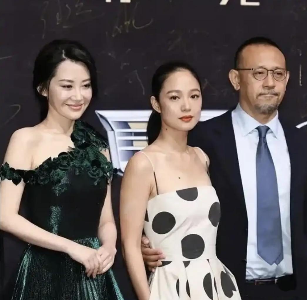 你知道吗？许晴和姜文也曾暧昧过，这是王朔听他好哥们叶京说的。

姜文拍完《阳光灿