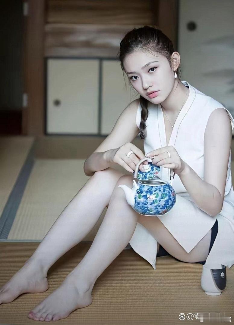林允的脚也太好看了，线条柔美，看着很养眼。 ​​​