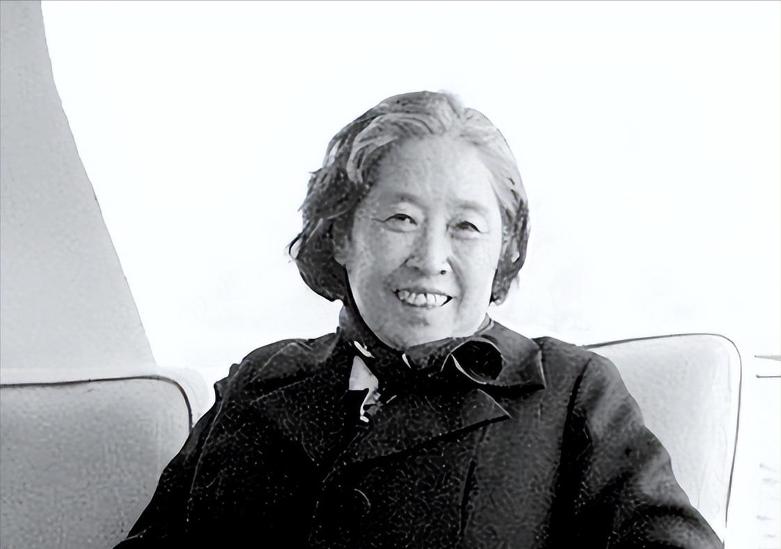 1978年，王光美迈出监狱大门，十二年的铁窗让她几乎脱了形。她万万没想到，第一个