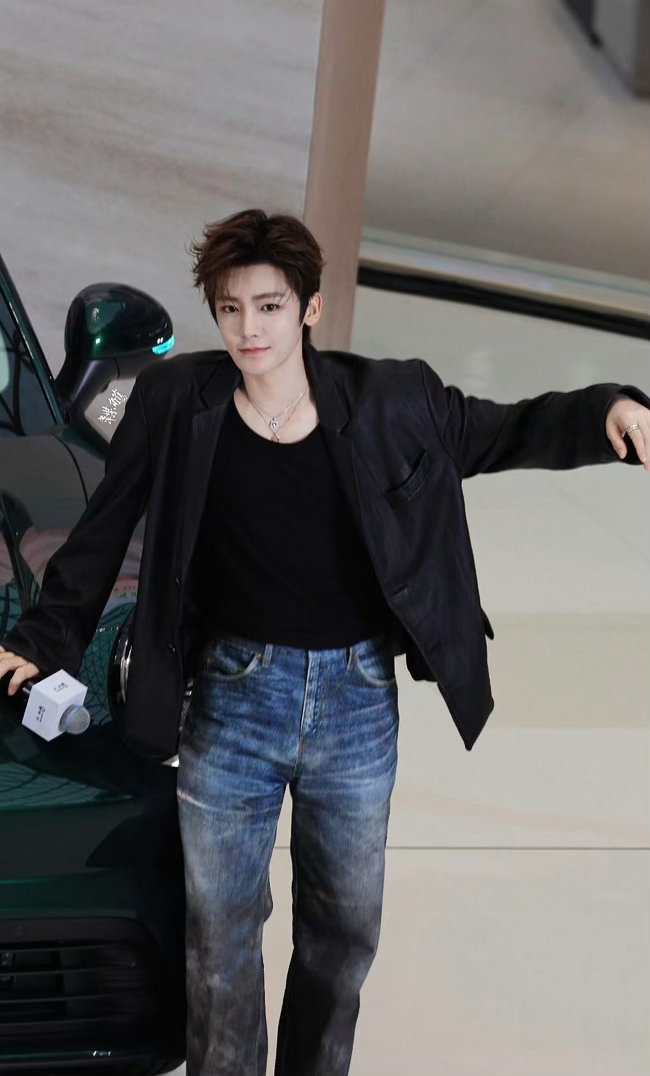 侯明昊怎么这么会饭撒 他在台上跟粉丝互动像在跟朋友玩。比心不是随便比一下，是会看