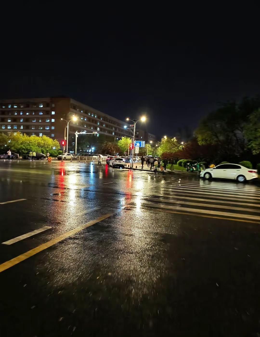 今天的天津为什么会下雨呢 ？ …城市的夜晚 雨夜的城市道路