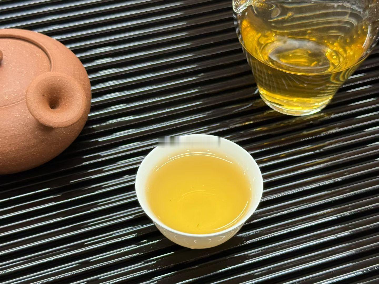 不用刻意追寻什么诗和远方，桌头一盏热茶漫出来的清浅茶香，就足够撑住我们每个普通日