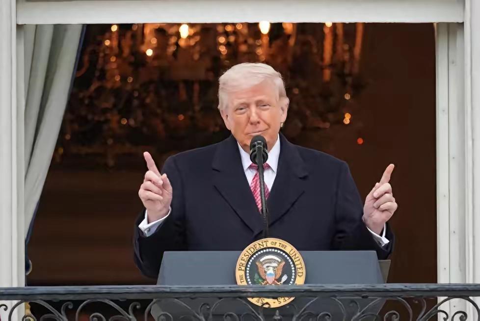 美国总统特朗普在白宫办活动对着几百号人发言，竟然被一辆金色拖拉机给“带偏”了。