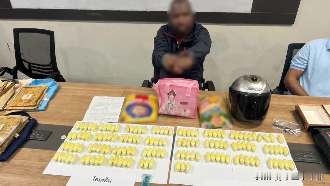 泰国警方捣破一个涉嫌利用网络爱情骗局诱骗泰国女子运毒的跨国犯罪集团，并逮捕两名尼