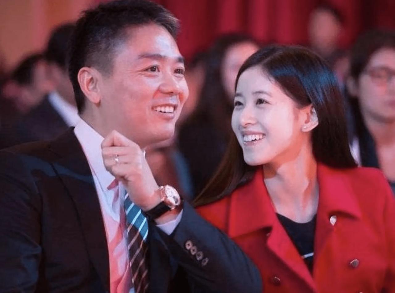 大家发现没有，奶茶妹妹是很爱刘强东的。奶茶妹妹看往刘强东的眼光，总是仰视的，充满